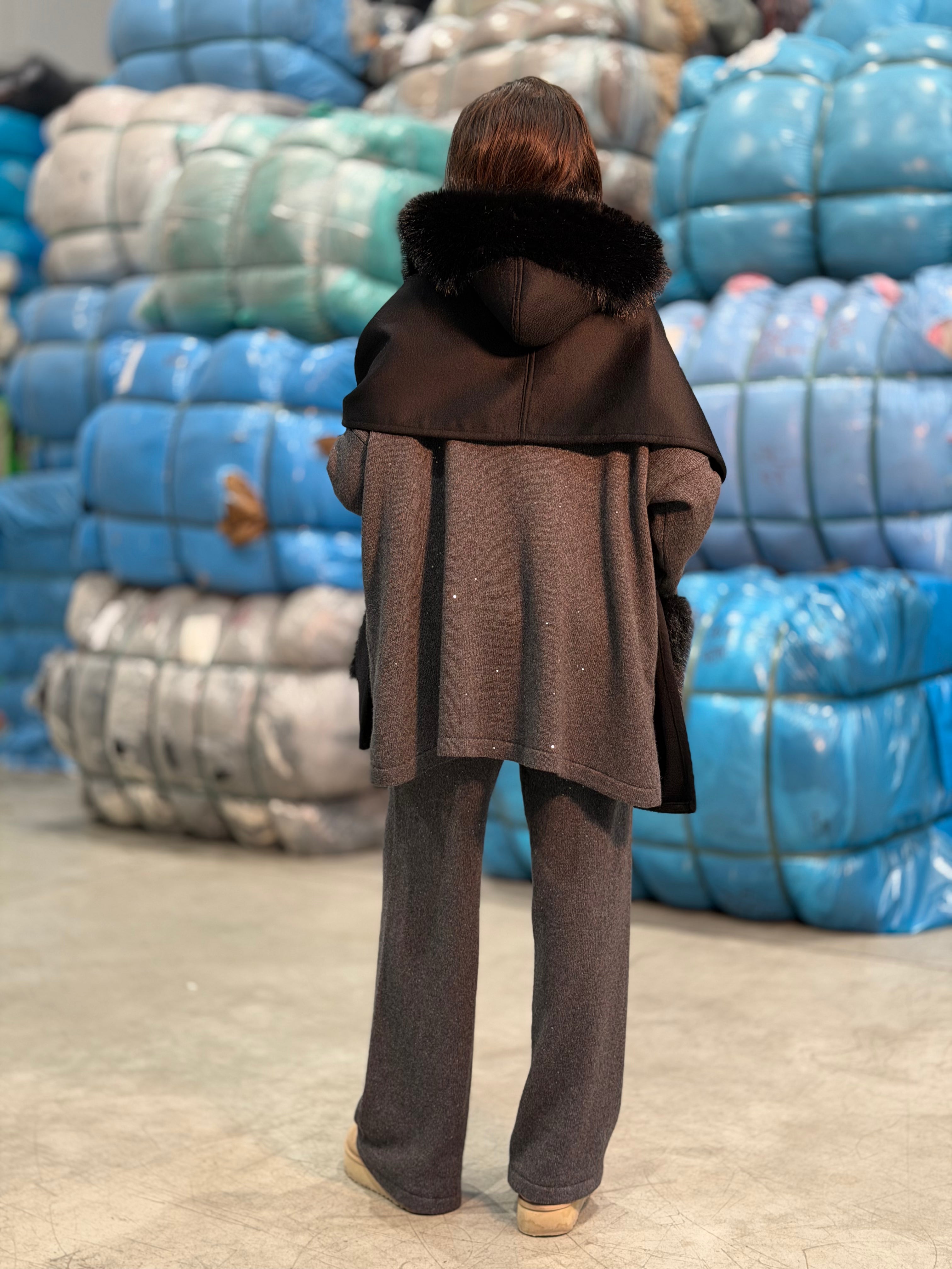 Stola con tasche in pelliccia