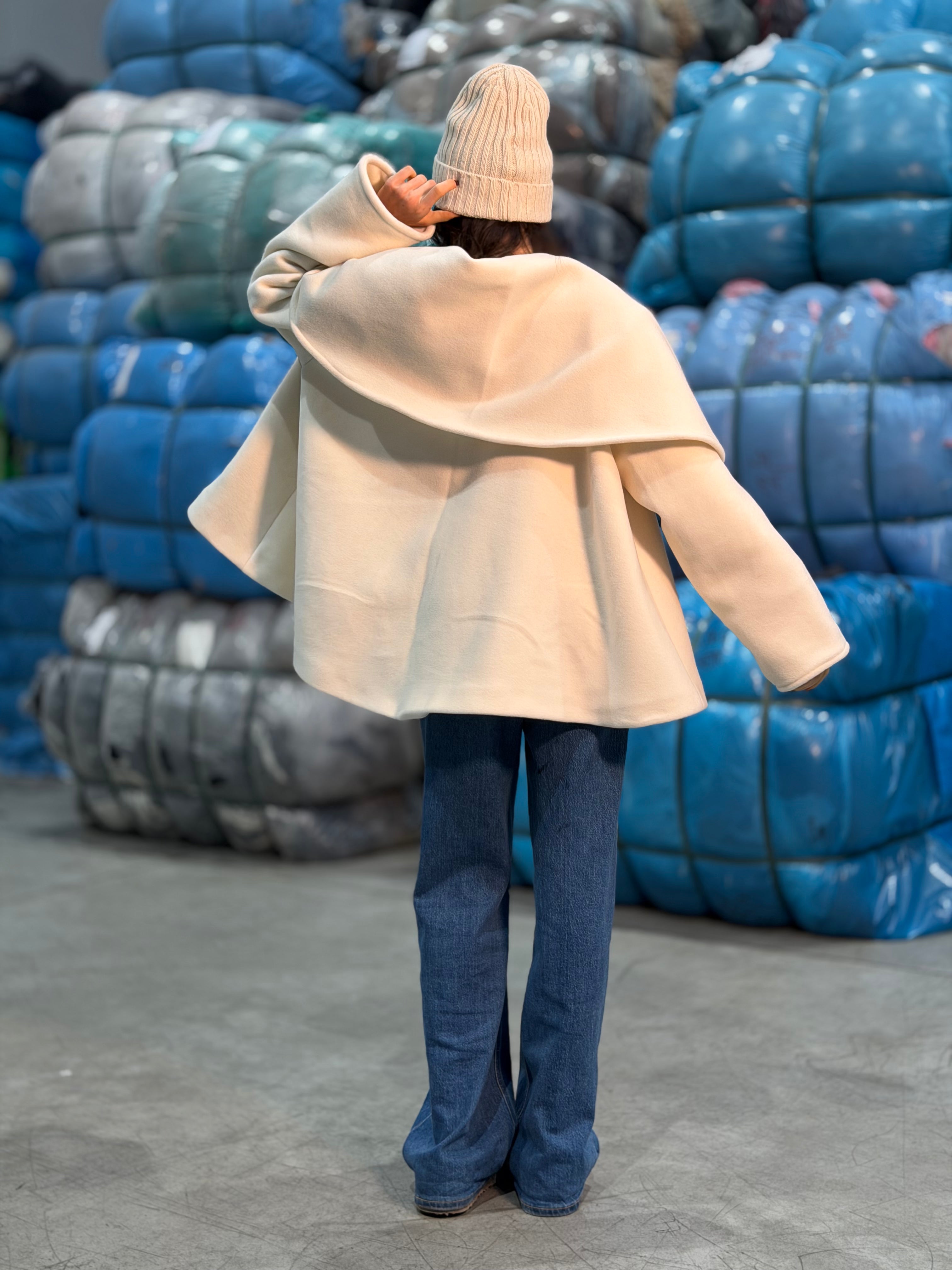 Cappotto corto con Collo Bianco